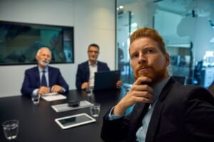 Portret van zakenman die zich omdraait tijdens een vergadering