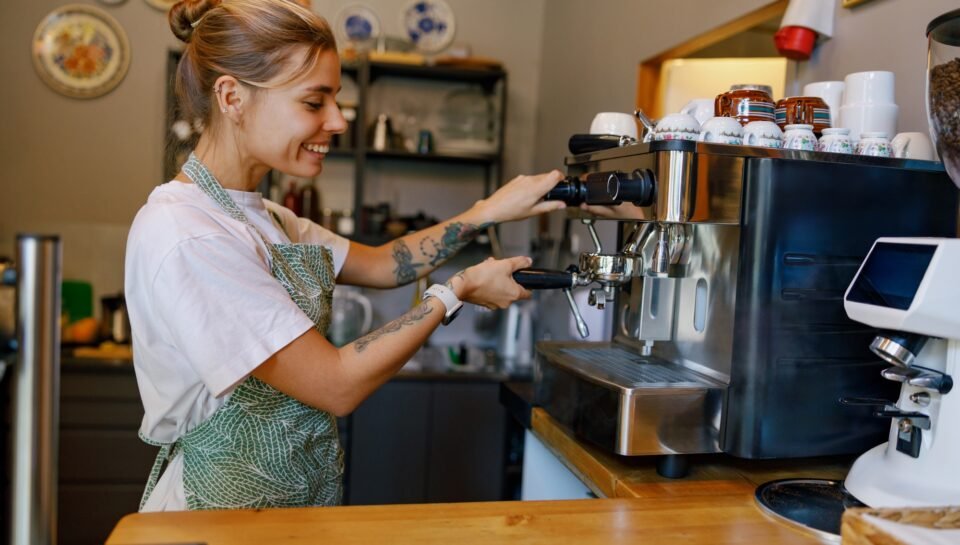 Barista aan het werk voor de perfecte koffie-ervaring in een warm, gezellig café